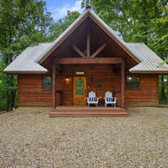 Knockin’ Boots Cabin | Private Hot Tub + Fire Pit | Secluded Broken Bow