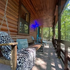 Lost In The Woods Cabin | Hochatown Cabin with Hot Tub, Fire Pit & Pets