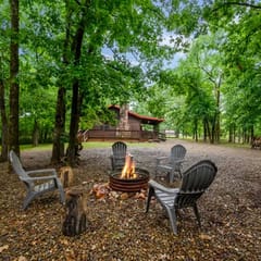 Red Fox Den Cabin | Pet-Friendly Broken Bow Cabin with Hot Tub, Fire Pit, Creek & Covered Deck