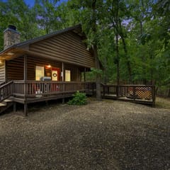 Rosie’s Retreat | Romantic Broken Bow Cabin with Hot Tub, Fireplace & Pets