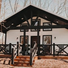 Sweet Thang | Romantic Broken Bow Cabin with Hot Tub, Grill & Pets