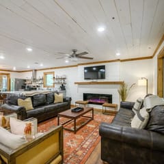 EZ Ridge Retreat | Broken Bow Lake Cabin with Hot Tub, Fire Pit & Pets
