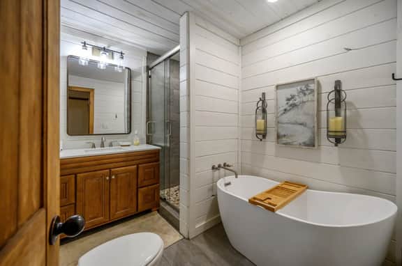 EZ Ridge Retreat | Broken Bow Lake Cabin with Hot Tub, Fire Pit & Pets - Image 4